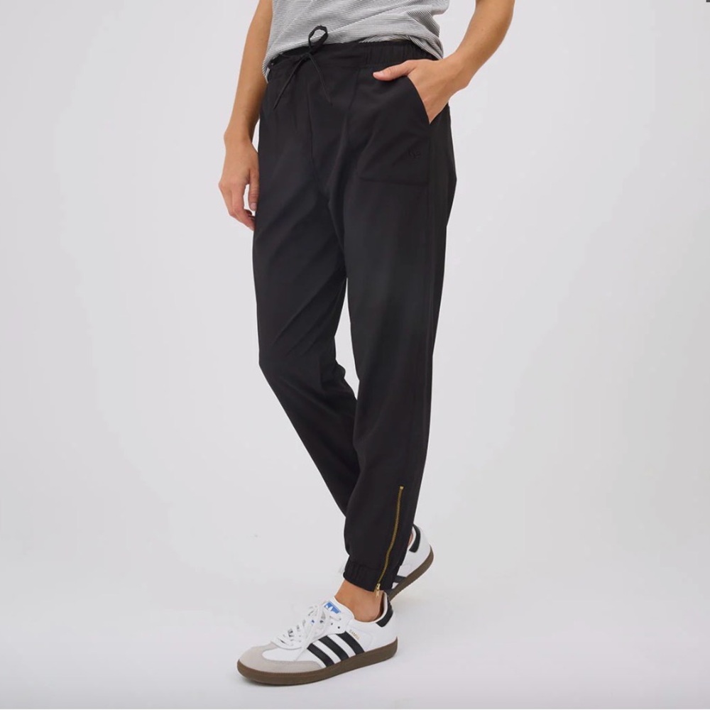Albion Jetsetters • Classic Black Joggers with Ankle Zipper • Size Petite Medium